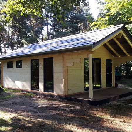 Ein aus holz gebautes Haus im Wald.