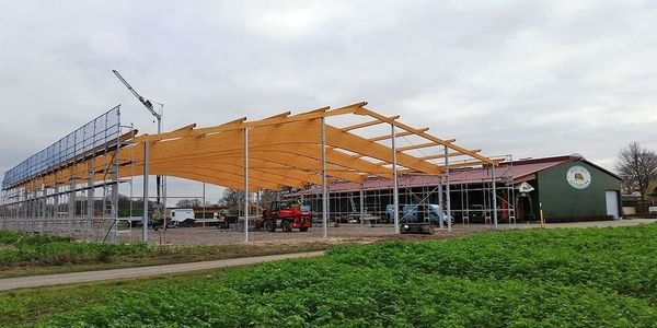 Holzrahmen Struktur wird auf den Pfeilern befestigt.