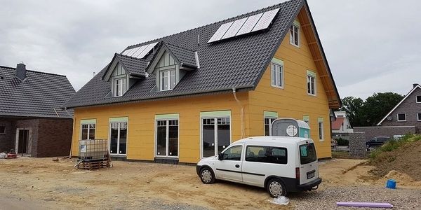 Fertiges Dach auf einen gelben Haus.