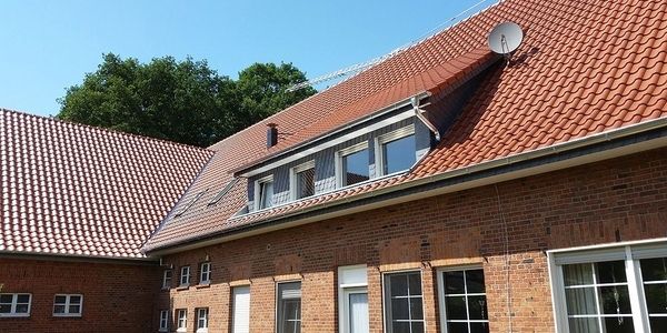 Dachdeckerarbeiten an einen Mehrfamilienhaus