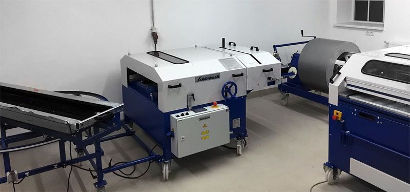 Eine Stehfalzmaschine sichtbar in einem industriellen Umfeld.